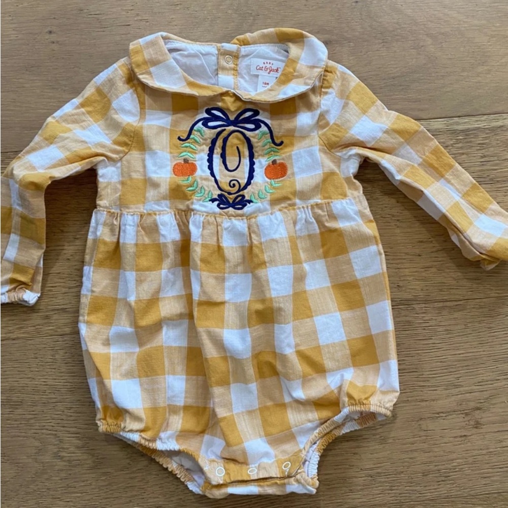 Gold and White Checkered baby girls bubble with “O” pumpkins size 18m EUC